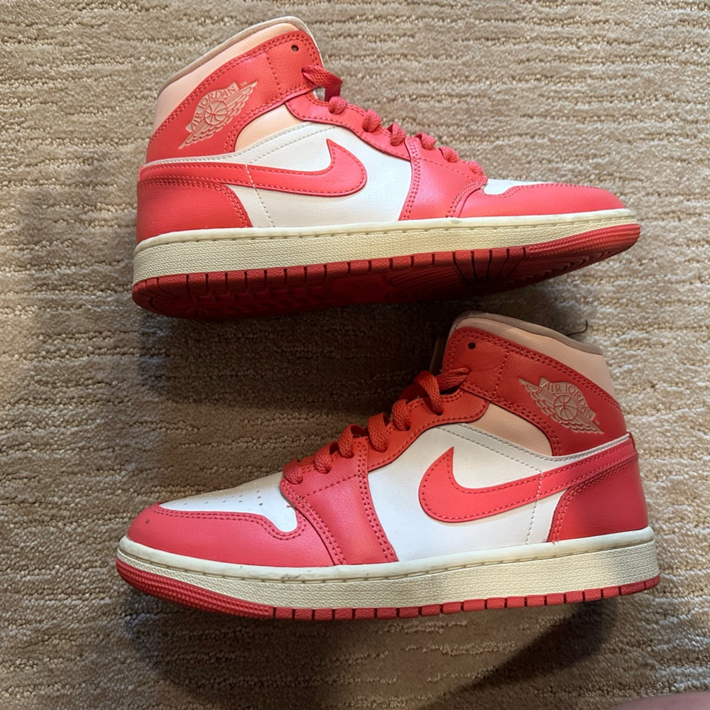 pink nike size 7 women’s jordan’s